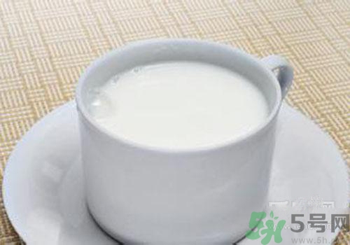 纯牛奶为什么会结块？结块的纯牛奶可以喝吗？