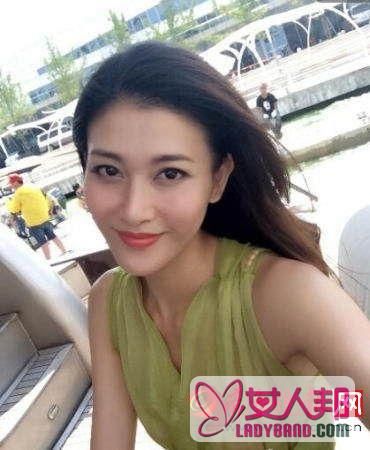 李彩桦：她曾是香港最红长腿玉女 为上位无奈遭潜规则 回家的诱惑中让人恨得牙痒痒