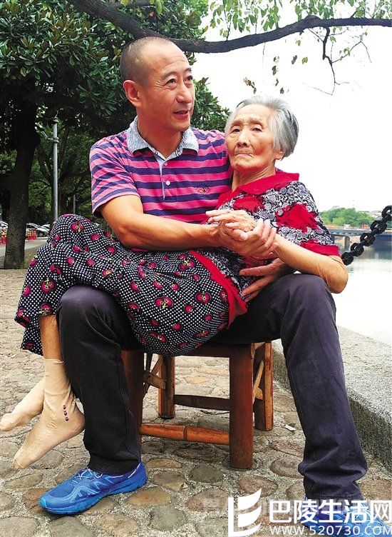 5旬男子怀抱82岁母亲江边聊天：她安心 我也安心