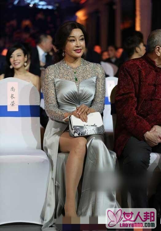 刘晓庆穿超短裙露大腿，引得旁人侧目，60岁还敢这么露真是服了