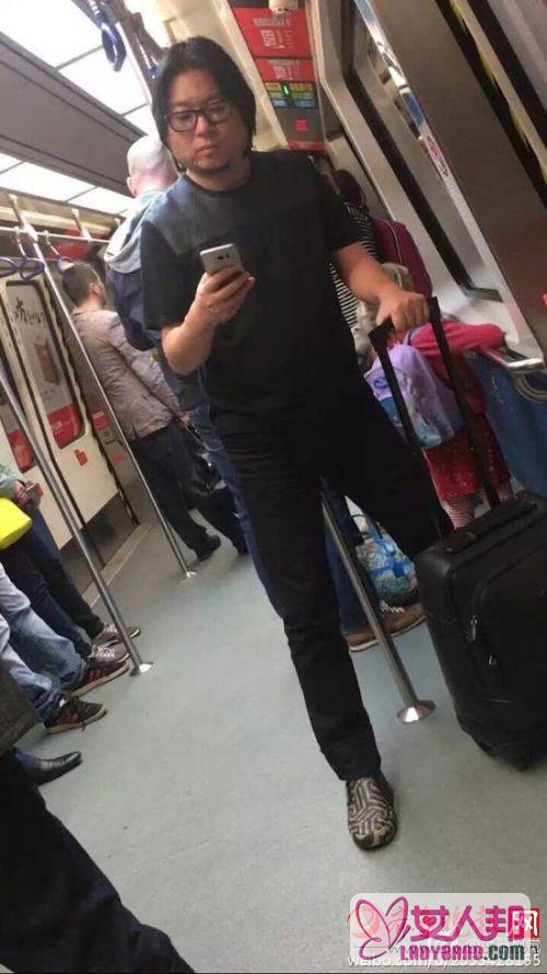 网友偶遇高晓松独自坐地铁 无人围观惬意玩手机（图）