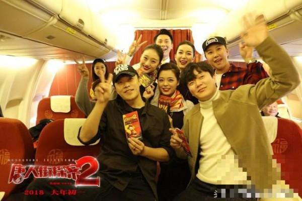 陈思诚在飞机上给乘客发红包，为新电影做宣传，网友：也是拼了