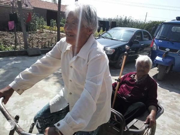 85岁妹妹骑三轮 送九旬姐姐回娘家