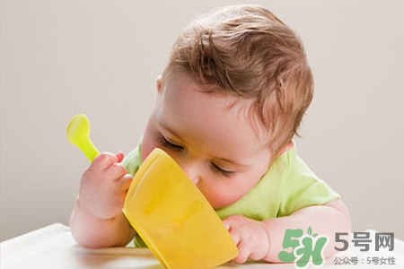 宝宝吐奶后还能再喂吗？宝宝吐奶后多久可以喂奶？