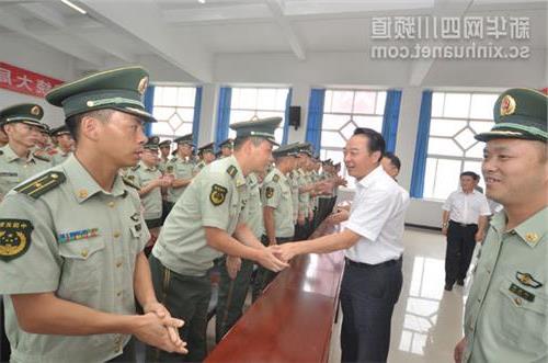 >自贡原书记雷洪金近况 自贡市委书记雷洪金率团慰问武警自贡市支队官兵/图