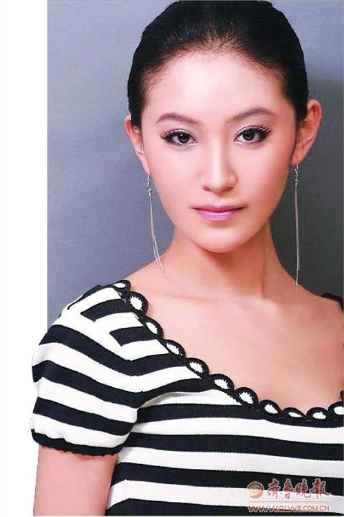 李成儒抛弃妻子恋上80后演员侯角 相差28岁已购爱巢