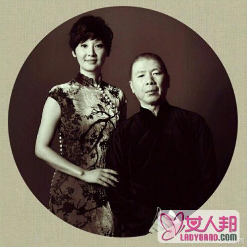 冯小刚称最爱的都有了 庆60岁生日晒妻子徐帆合影