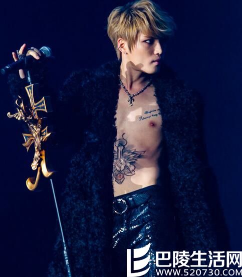金在中南京演唱会火爆开唱  裸上身秀纹身扮可爱送飞吻