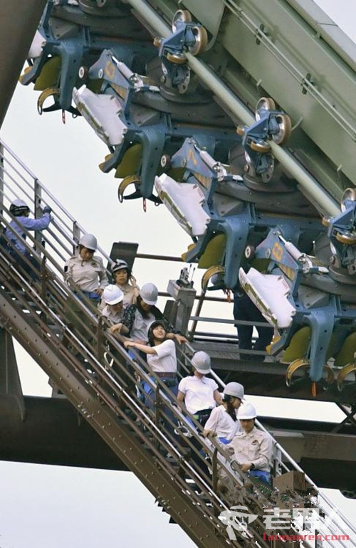 >日本过山车突发故障 64名乘客被悬空倒挂2小时