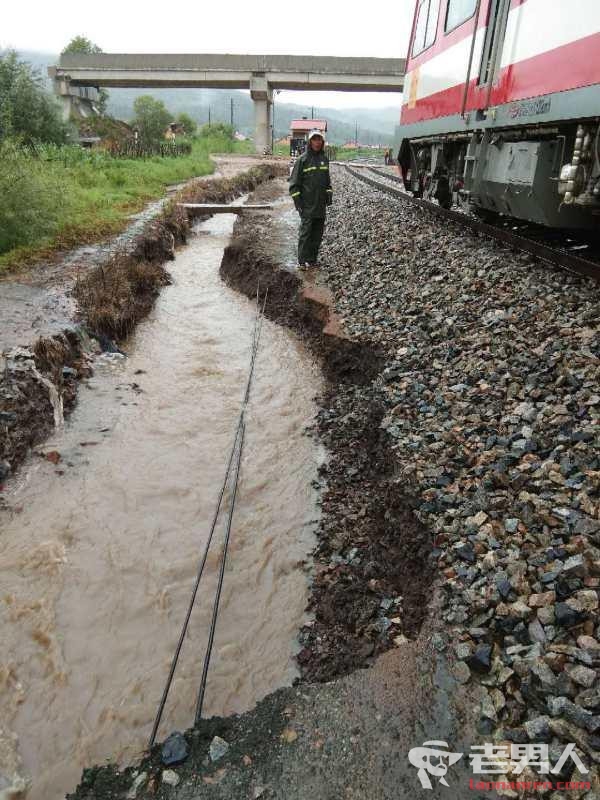 黑龙江多列车停运 哈铁组织千人全力抢修水害线路