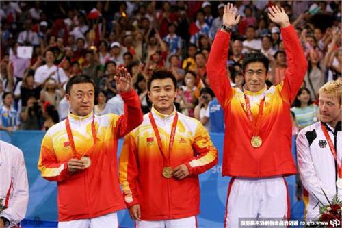 王楚钦发球 国家乒乓球男队升降级赛:刘丁硕、薛飞发挥出色 “二王一马”回故地