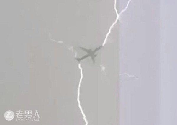 空中惊魂 实拍飞机飞行途中遭雷电击中