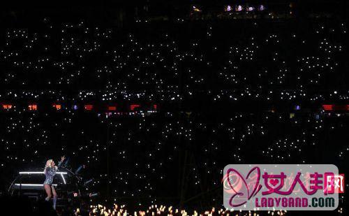 超级碗现场图：Gaga从天而降 几百架无人机点亮灯海舞台美呆了