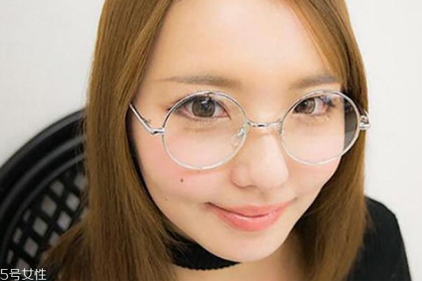 圆框架眼镜妆容教程 圆框架眼镜的完美妆容