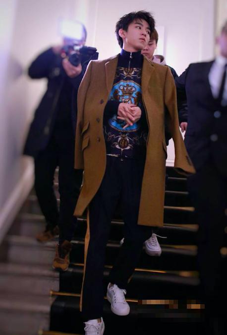 王俊凯2018米兰时装周，驼色大衣加身，霸道总裁气质尽显