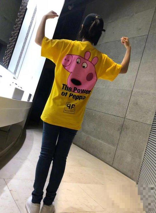杨紫穿小猪佩奇自侃拥有全世界 网友：掌声送给社会人！