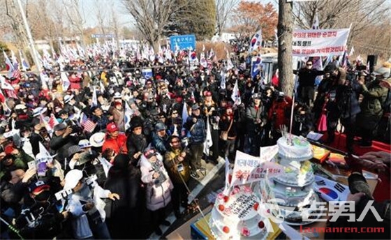 >朴槿惠狱中迎67岁生日 700多位支持者聚集看守所为其庆生