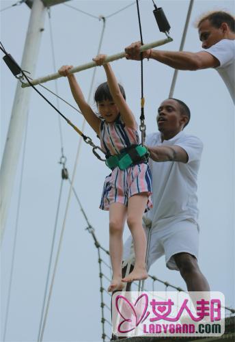 夏克立海边游戏遭萌娃围攻 夏天嗨玩空中飞人