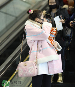 关晓彤机场粉色包包是什么牌子？关晓彤同款粉色包包是哪个品牌？