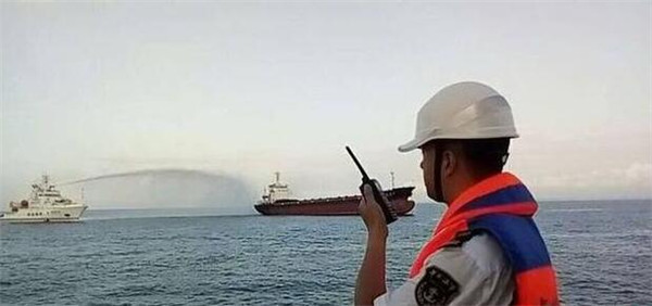 琼州海峡货船失火 7名船员被转移8名船员留守开展救助