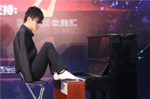 >世界上第一个用脚弹钢琴的人刘伟(人物)