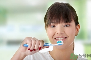 >洗牙能让牙齿变白吗？洗牙对牙齿有伤害吗？