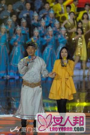 任贤齐穿蒙古族服装模仿草蜢  与杨千嬅舞动《梦想合唱团》