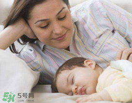 >宝宝枕头高度选择标准 宝宝枕头过高的危害
