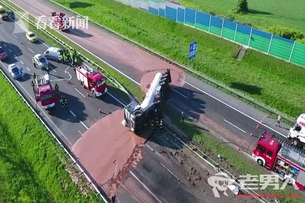 波兰一货车发生翻车事故 致液体巧克力洒满路面