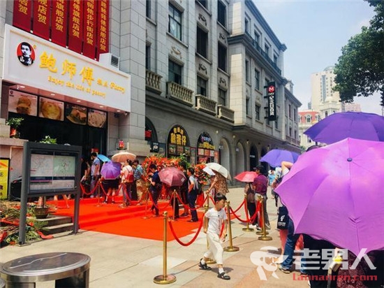 暗访网红店排队 大批兼职者现场排队当托充场