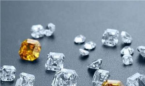 >莫桑石是天然的吗 莫桑石和天然钻石如何选择?最重要还是看AGA证书