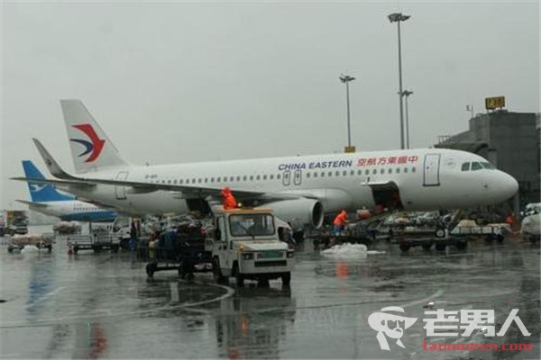 >成都机场遭遇雷暴天气 航班延误致8000多人滞留
