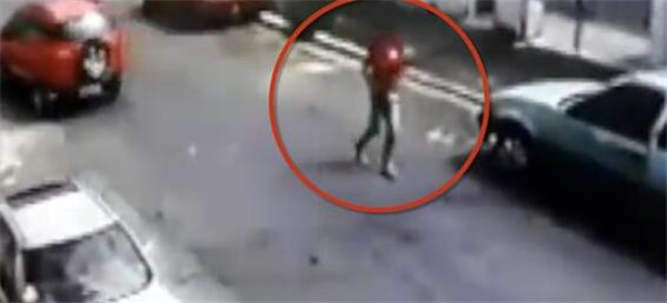 巴西劫匪抢劫抢到死神 被司机猛踩油门碾毙