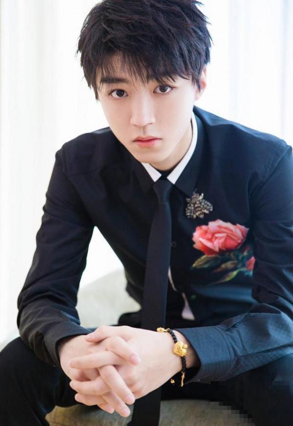 王俊凯清新大片，身着黑色印花衬衣，搭配黑色领带，帅气撩人