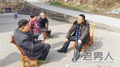 男子称儿时父亲3块钱都不给 老父生气与其互殴