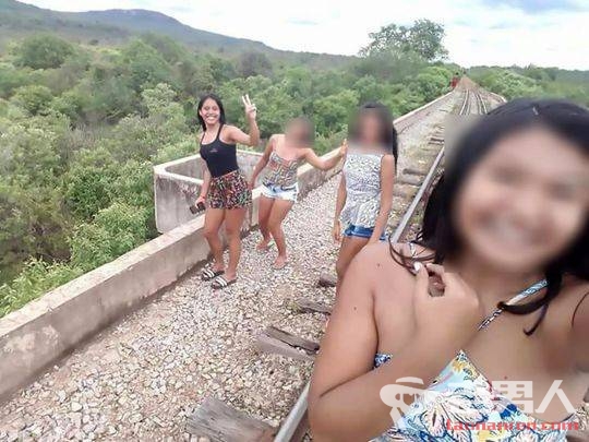 >女生在铁路桥上自拍 桥突然垮塌3人身上遭受多次骨折