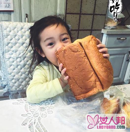 【图】甜馨霸气啃面包 网友：王源哥哥知道吗