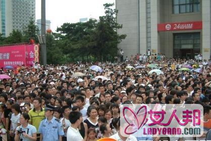 超级女声广州拉票高调互动 几百粉丝围观场面十分火爆