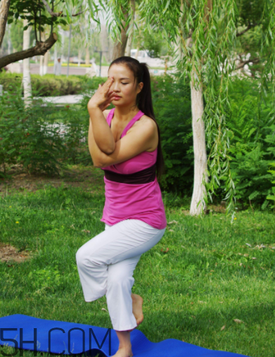 什么瑜伽姿势可以治疗失眠？缓解腰肌劳损的瑜伽方法