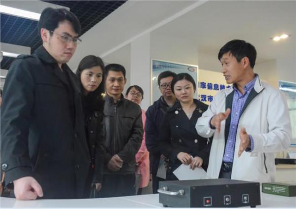 >江雷学生 武汉工商学院:学生与院士对话提升学生创新与科研能力