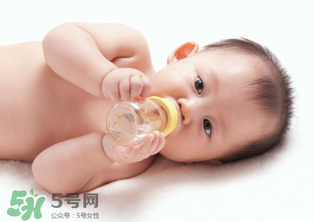 >婴儿吐奶和呕吐的区别？怎么判断婴儿是吐奶还是呕吐？