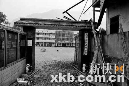 为啥北川的刘汉希望小学在地震中安然无恙?