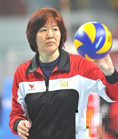 >国际排联公布大赛名单中国26人入选，郎平复出将任女排主教练