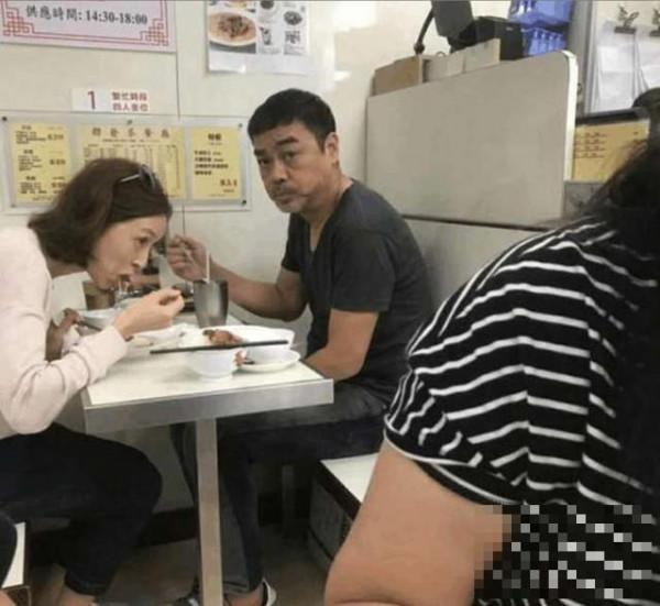影帝刘青云携妻子现身小饭馆，被网友拍照面露不爽、眼神犀利