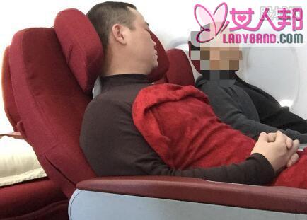 深圳：头等舱男子拒调椅背向空姐发飙 素质令人担忧