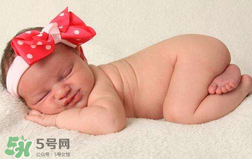 宝宝睡觉突然大哭是什么原因？宝宝睡觉大哭正常吗？