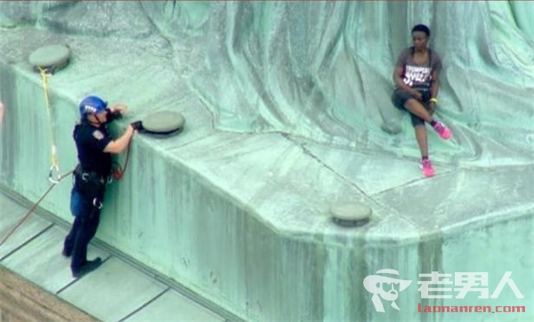 特朗普移民政策引众怒 女子爬自由女神像示威抗议