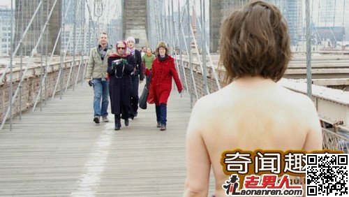 >另类时尚：纽约女性集体半裸逛街【图】