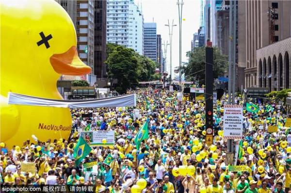 >巴西百万人游行要总统下台罗塞夫支持率一降再降