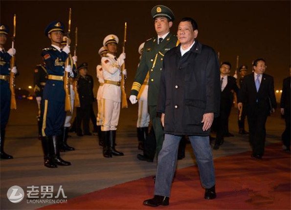 >菲律宾总统杜特尔特抵达北京 王毅到机场迎接